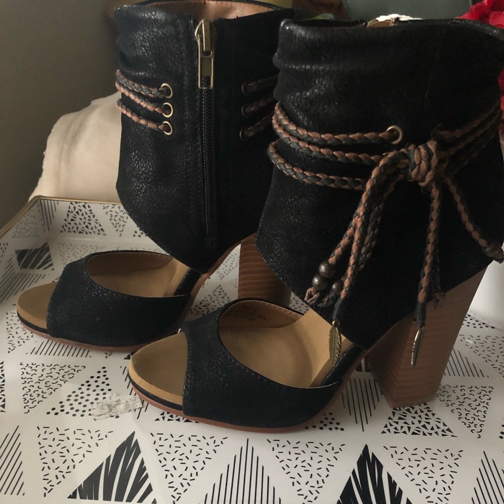 GROOVE “Austin” black suede heels Sz 6
